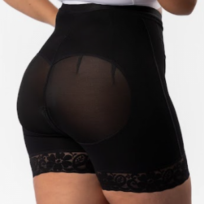 SHORT CON BROCHE TIRO ALTO