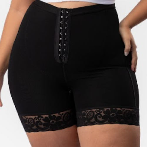 SHORT CON BROCHE TIRO ALTO