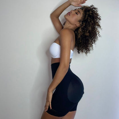 SHORT CON BROCHE TIRO ALTO